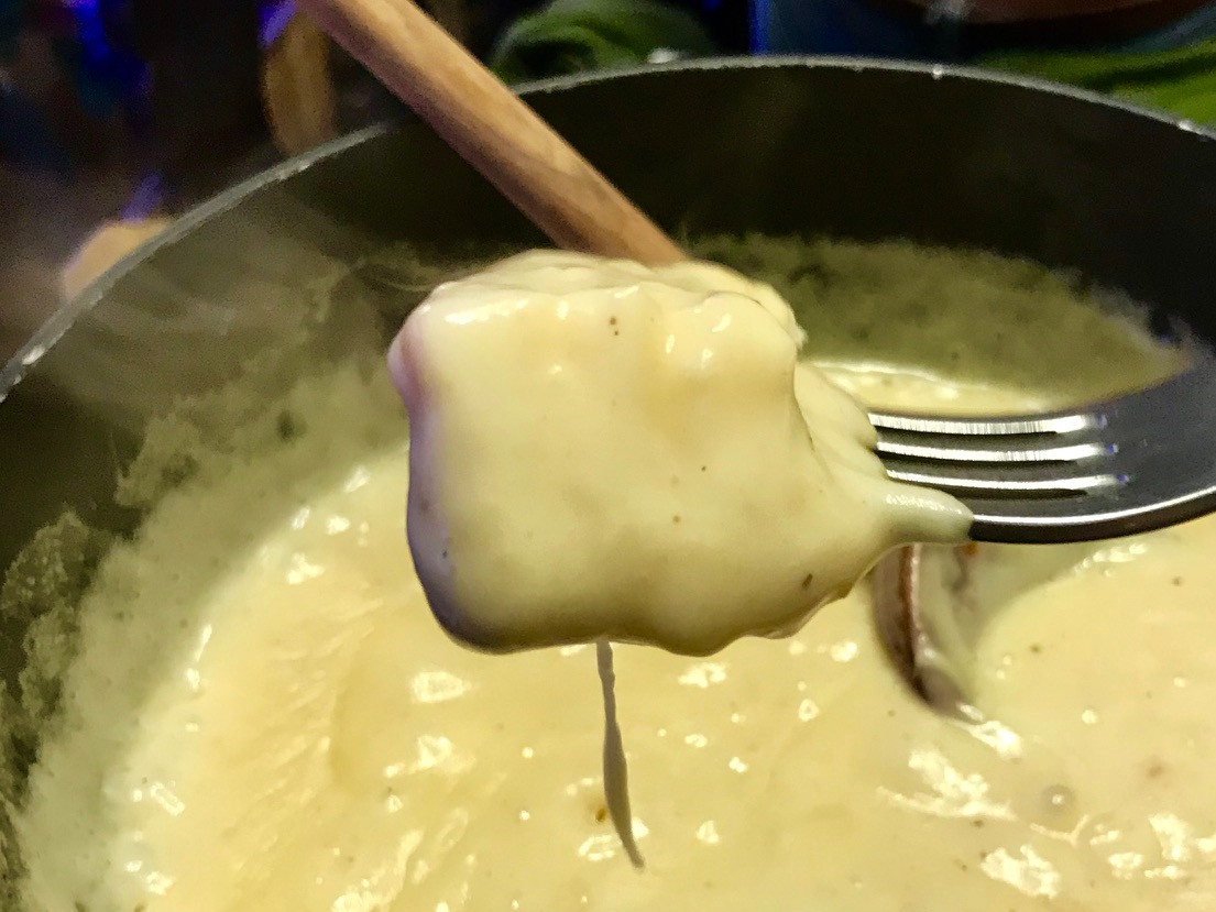 Pas besoin d’attendre l’automne pour savourer une bonne fondue au fromage. (Photo: Maison Moderne )