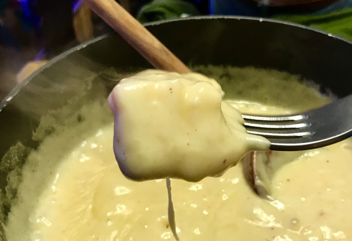 Pas besoin d’attendre l’automne pour savourer une bonne fondue au fromage. (Photo: Maison Moderne )