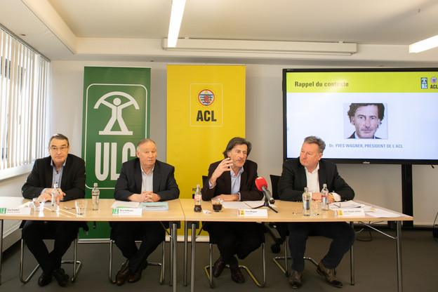 L’ACL et l’ULC ont tenu à se réunir, vendredi 28 février 2020, pour dénoncer le plan climat et énergie du gouvernement, qui pénalisera les automobilistes tout en ne permettant pas une réduction des émissions de CO2, selon les deux asbl. (Photo: Matic Zorman/Maison Moderne)