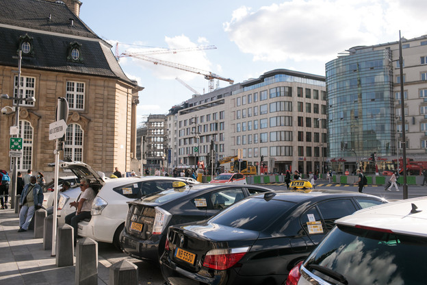 Les entreprises de taxis pourront bénéficier des outils d’un plan de maintien dans l’emploi jusqu’à la fin de l’année. (Photo: Matic Zorman/Maison Moderne)