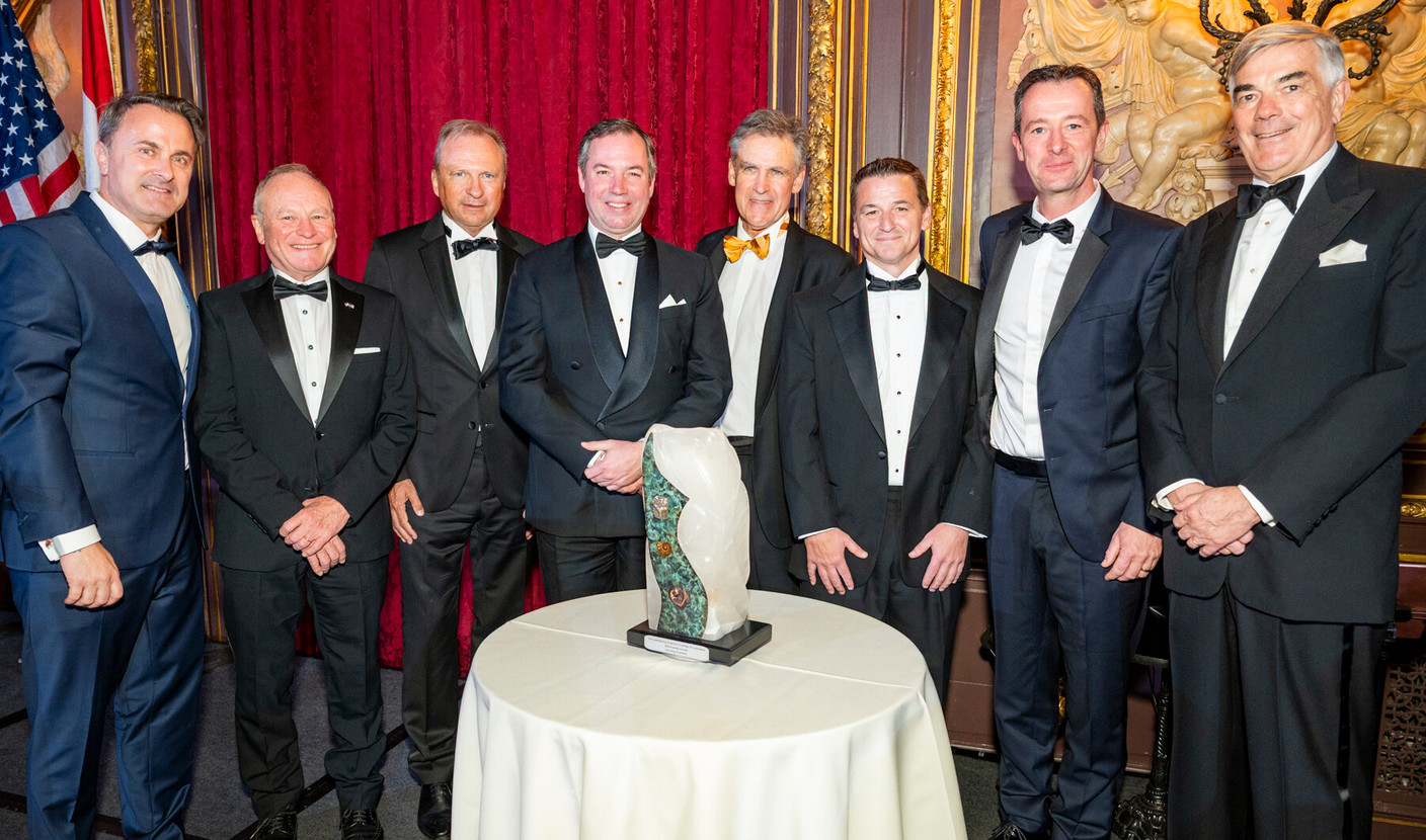 Xavier Bettel, Minister of Foreign Trade; Fernand Ernster, CEO of Ernster; Gilles Roth, Minister of Finance; HRH Grand Duke Guillaume; Ed Morgan, CEO of Plastipak; Michel Franck and Claude Kremer. (Photo: LACC)