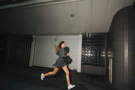 Courir, ça aide aussi à attraper le train ou le tram et à ne pas rater le prochain rendez-vous. (Photo: Nader Ghavami/Maison Moderne)