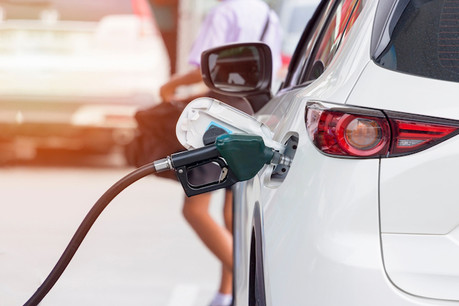 Il faut encore sortir de sa voiture pour mettre le pistolet dans le réservoir. Mais avec CarPay-Diem, tout le reste est pris en charge par l’application. (Photo: Shutterstock)