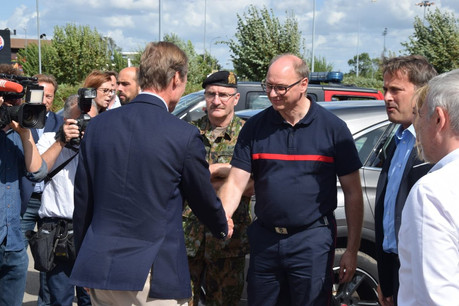 Le Grand-Duc Henri (ici de dos) et le Premier ministre Xavier Bettel se sont notamment rendus sur place ce samedi. (Photo: Twitter / @CGDISlux)