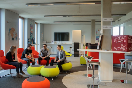 Workspace – Des locaux colorés, propices à la communication entre les équipes. (Photo: Matic Zorman)