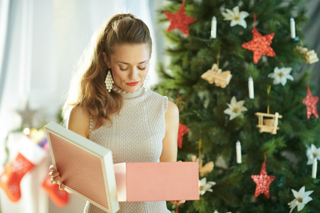 Revendre ses cadeaux de Noël sur internet ne sera pas l’unique solution en cas de déception. Fermés depuis le 26 décembre, les commerces jugés non essentiels devraient laisser un délai supplémentaire aux clients qui souhaitent les échanger. (Photo: Shutterstock)