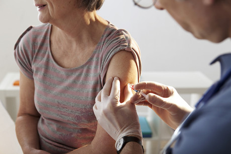 Les vaccins contre la grippe sont proposés en priorité aux groupes à risque, dont la liste est d’ailleurs quasiment superposable à celle des personnes vulnérables au Covid-19: personnes âgées, adultes ou enfants souffrant de maladies chroniques, etc. (Photo: Shutterstock)