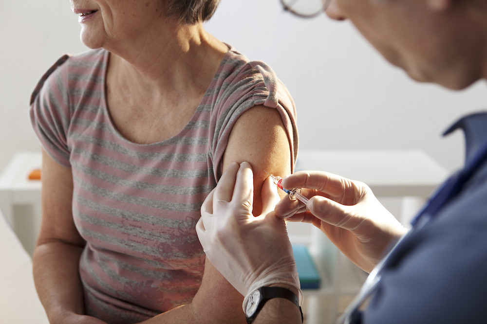 Les vaccins contre la grippe sont proposés en priorité aux groupes à risque, dont la liste est d’ailleurs quasiment superposable à celle des personnes vulnérables au Covid-19: personnes âgées, adultes ou enfants souffrant de maladies chroniques, etc.  (Photo: Shutterstock)