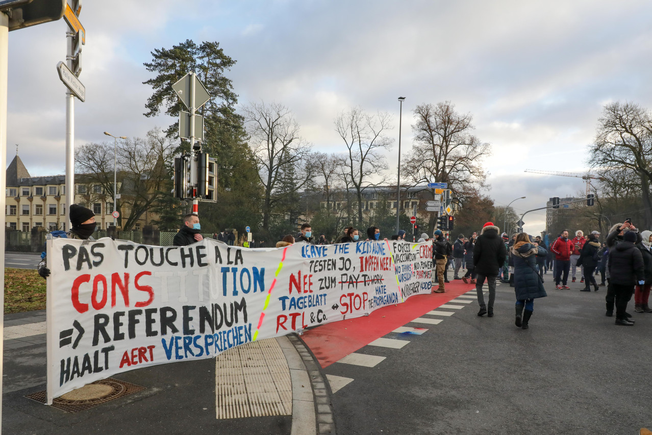 Le gouvernement, les médias et même certains scientifiques sont mis en cause par les manifestants. (Photo: Luc Deflorenne/Maison Moderne)