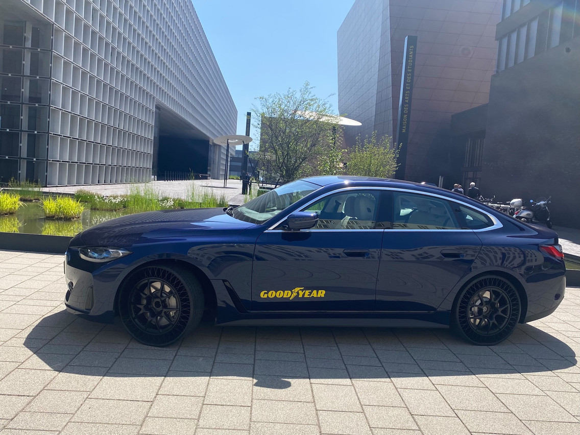 Pour la première fois, une voiture chaussée des pneus creux de Goodyear et leur structure en X (contre le V pour Michelin), avait été autorisée à aller de Colmar-Berg à Belval. (Photo: Maison Moderne)