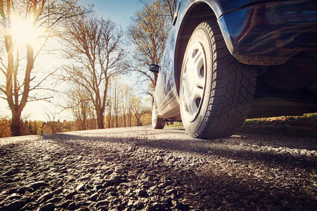 Les fabricants de pneus ont tout à gagner à ce que leurs pneus bénéficient d’une faible abrasion: «Cela protège non seulement l’environnement, mais aussi le portefeuille de l’automobiliste, puisque les pneus durent plus longtemps avec la même profondeur de bande de roulement», note l’ACL. (Photo: Shutterstock)
