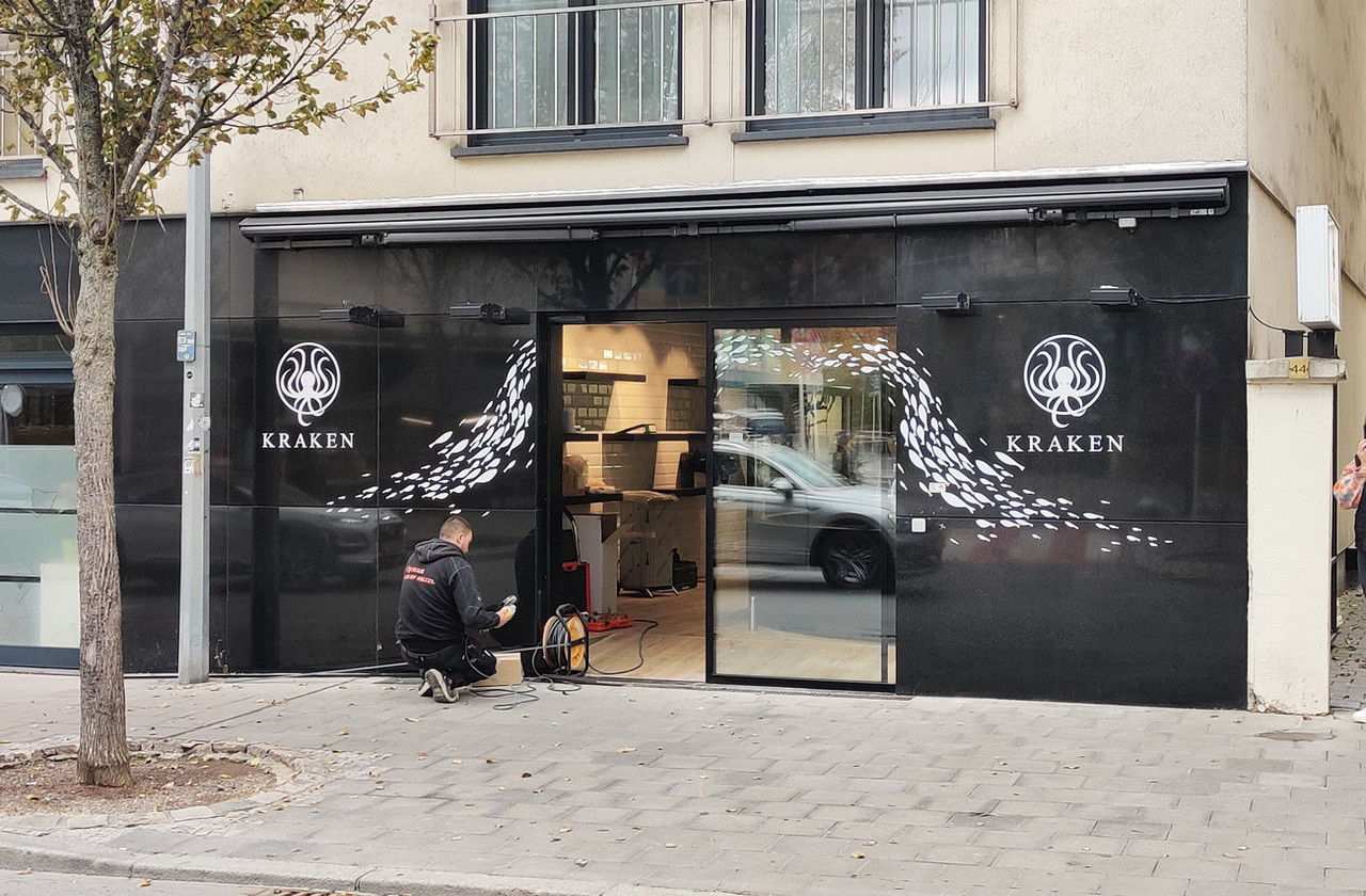 La poissonnerie Kraken ouvre juste en face de Thym & Citron, dans le quartier de la gare. (Photo: Christophe Lemaire/Maison Moderne)