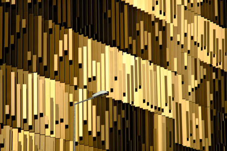 La façade du P+R, composée de lamelles aux différentes tonalités de marron, change d’apparence en fonction de la lumière. (Photo: Étienne Duval)