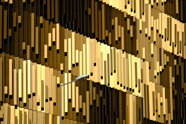 La façade du P+R, composée de lamelles aux différentes tonalités de marron, change d’apparence en fonction de la lumière. (Photo: Étienne Duval)