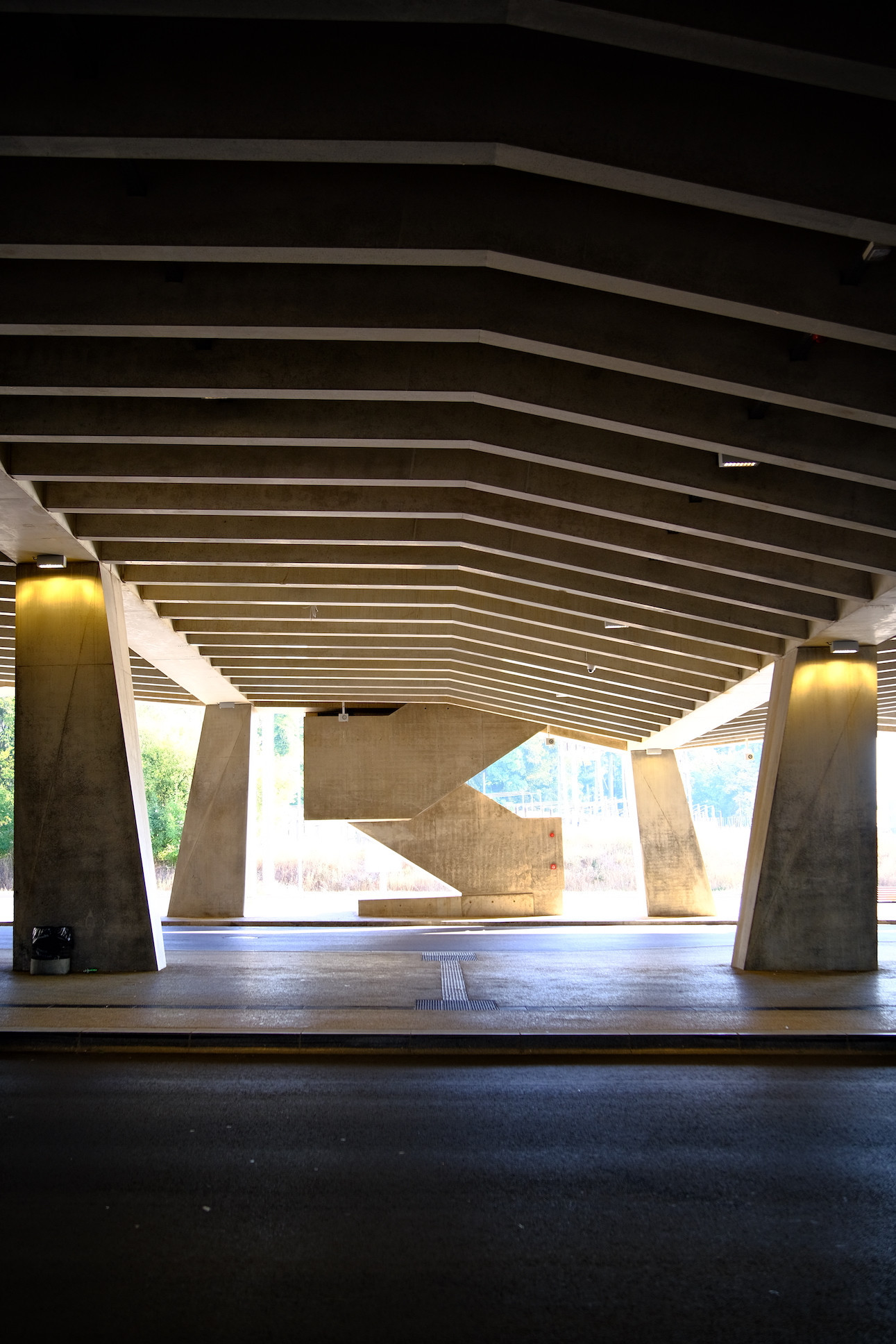 Sous le parking, la gare de bus dévoile un caractère géométrique. (Photo: Étienne Duval)