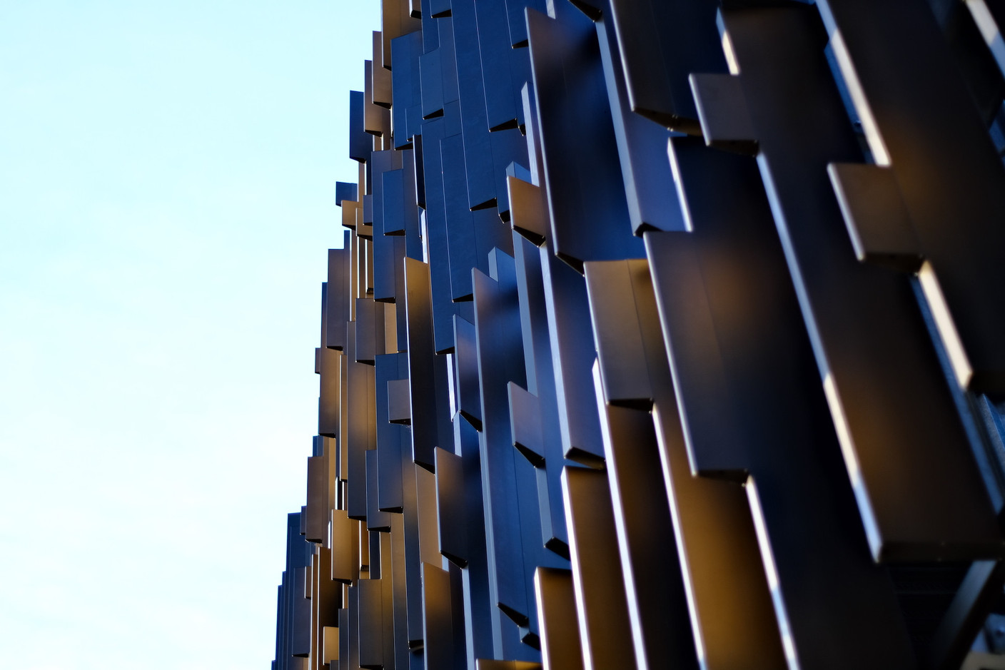 La façade est composée de lamelles aux formes multiples. (Photo: Étienne Duval)