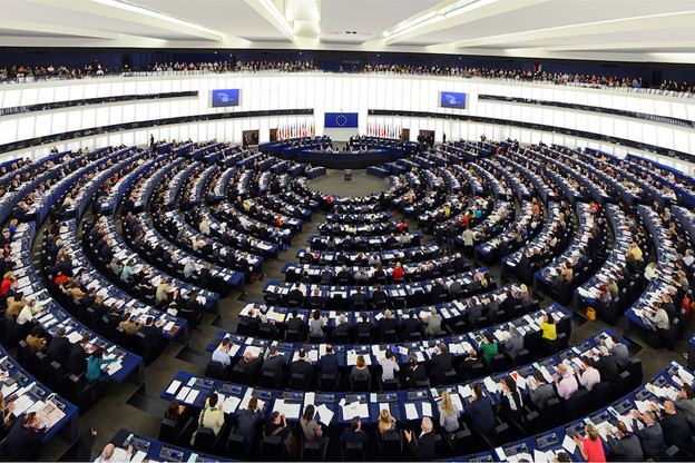 Les 614 eurodéputés qui ont voté jeudi dernier se sont divisés au sujet des modalités de transmission des informations sur les navires en détresse et ceux pouvant les secourir. (Photo: Shutterstock)