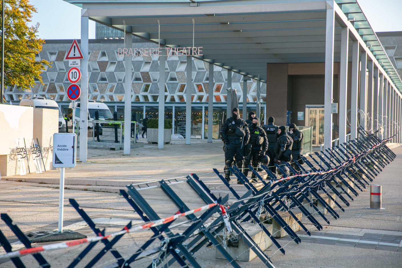 Actions related to the protest crossed the Red Bridge as well. (Photo: Romain Gamba / Maison Moderne)