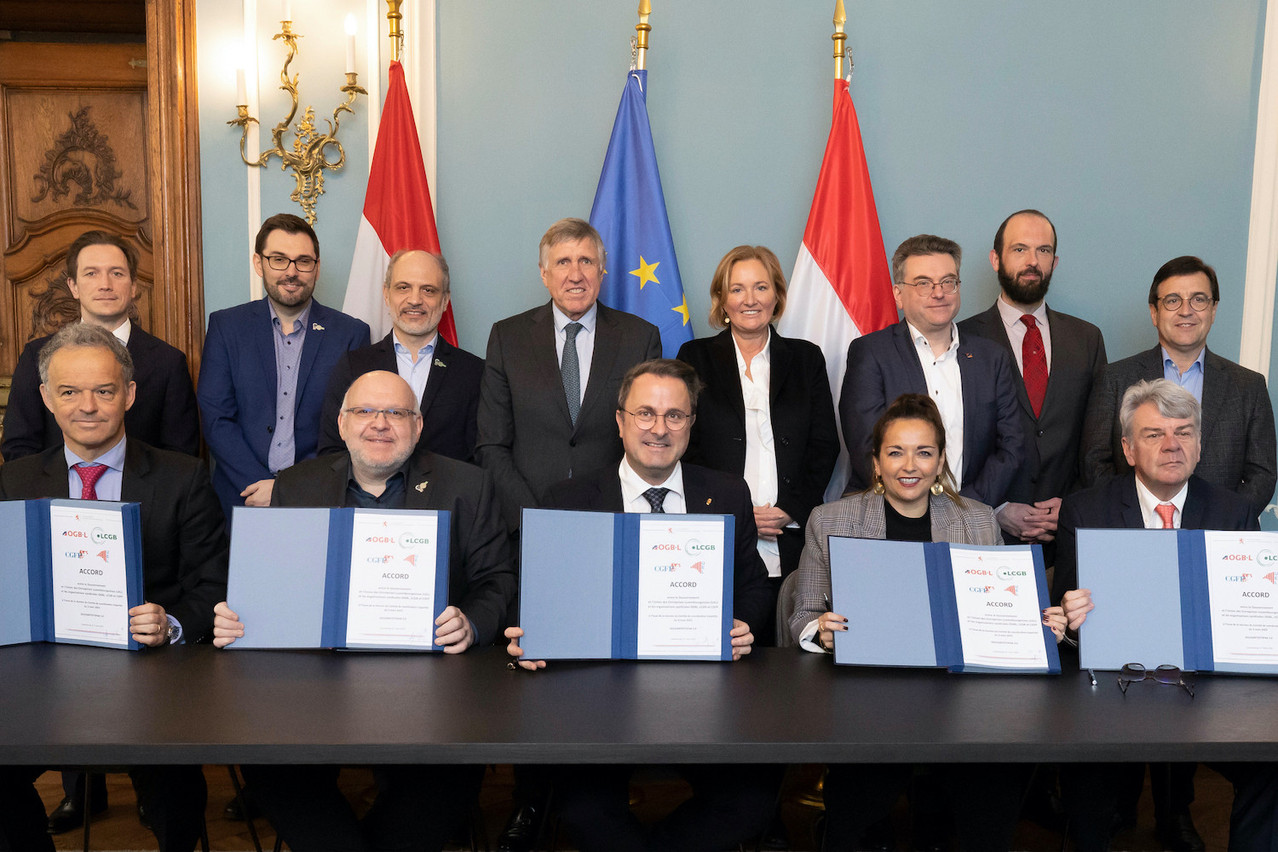 They made it official. Representatives of the government, labour and employer unions assembled around prime minister Xavier Bettel (DP) to sign the tripartite agreement struck on 3 March. Photo: SIP / Claude Piscitelli