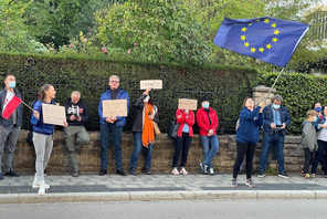 Ania Bator (à gauche) a mené les chants, dimanche soir, alors que les Polonais protestaient contre ce qu’ils considèrent comme le projet de leur gouvernement de sortir le pays de l’Union européenne. (Photo: Maison Moderne)