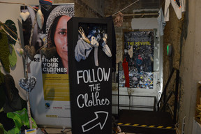 L’exposition The Revival présente de façon concrète les conséquences désastreuses de notre surconsommation de vêtements.  (Photo: Maëlle Hamma/Maison Moderne)