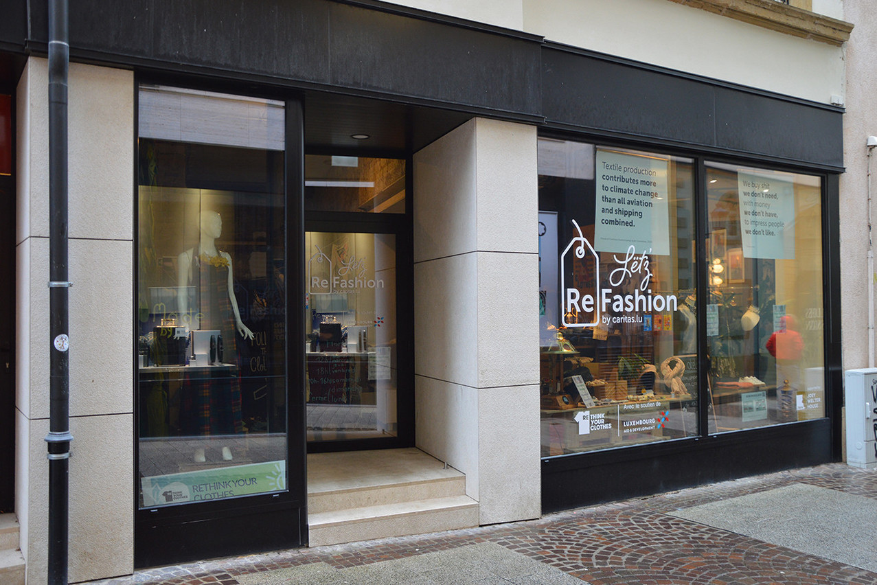 Le pop-up shop Lët’z Refashion est géré par Caritas et se situe au 8-10 rue Genistre, à deux pas de la place d’Armes. Il a été ouvert dans le cadre la campagne Rethink your clothes, portée par Caritas avec Fairtrade Luxembourg.  (Photo: Maëlle Hamma/Maison Moderne)