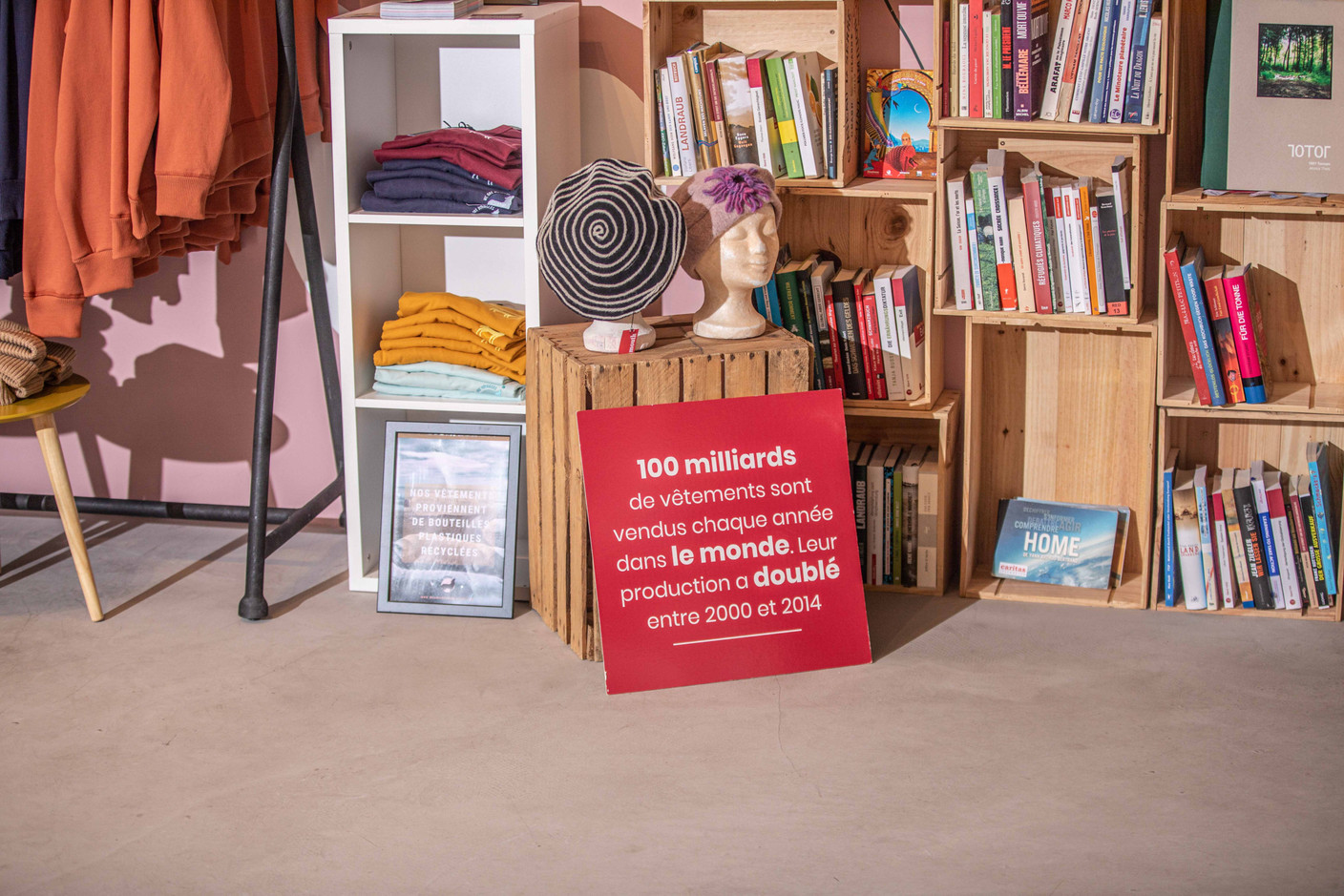 La fast-fashion, c’est toujours plus de vêtements fabriqués, à des prix toujours plus bas.  (Photo: Charly Ecko Delta/Caritas Luxembourg)