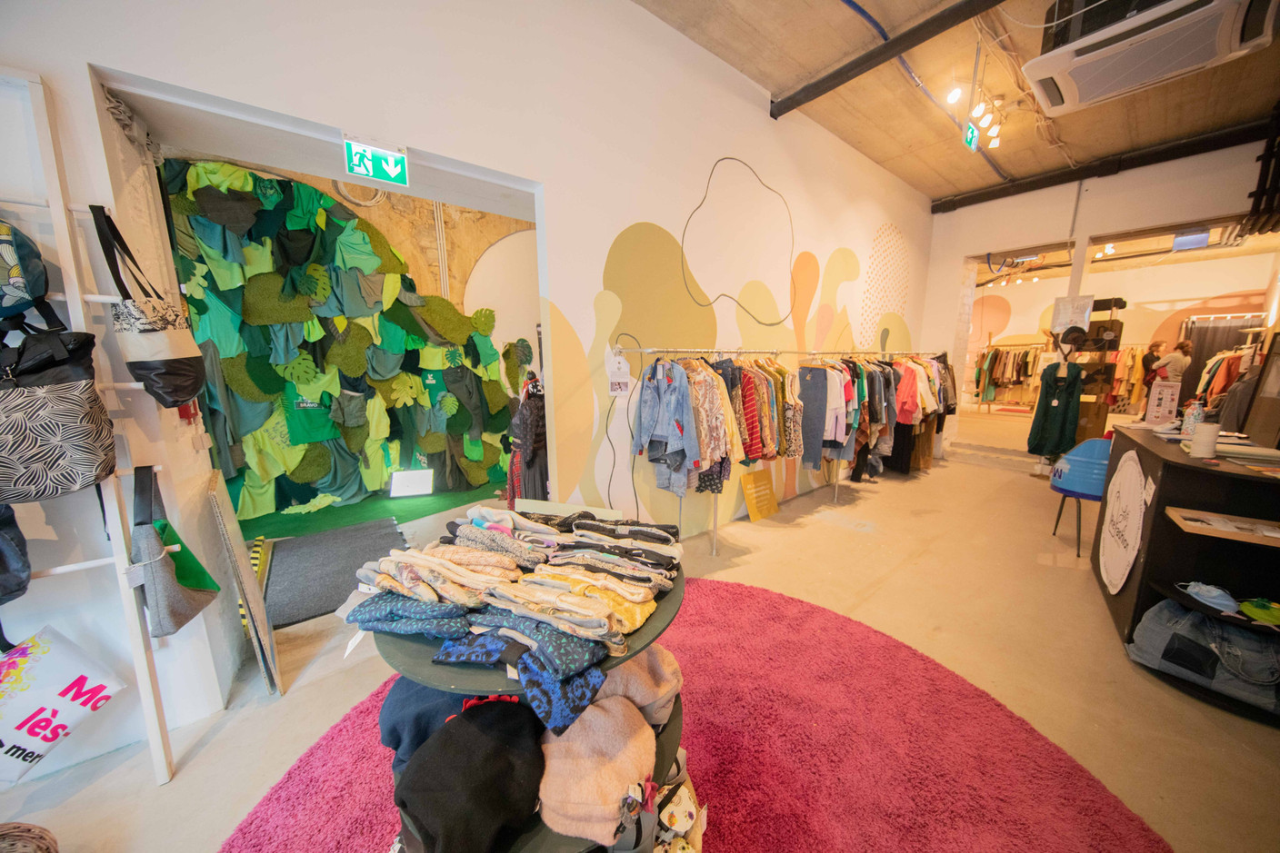 La boutique située près de la place d’Armes dispose de plusieurs espaces: vente de produits upcyclés ou de seconde main, atelier avec matériel, espace d’exposition.  (Photo: Charly Ecko Delta/Caritas Luxembourg)
