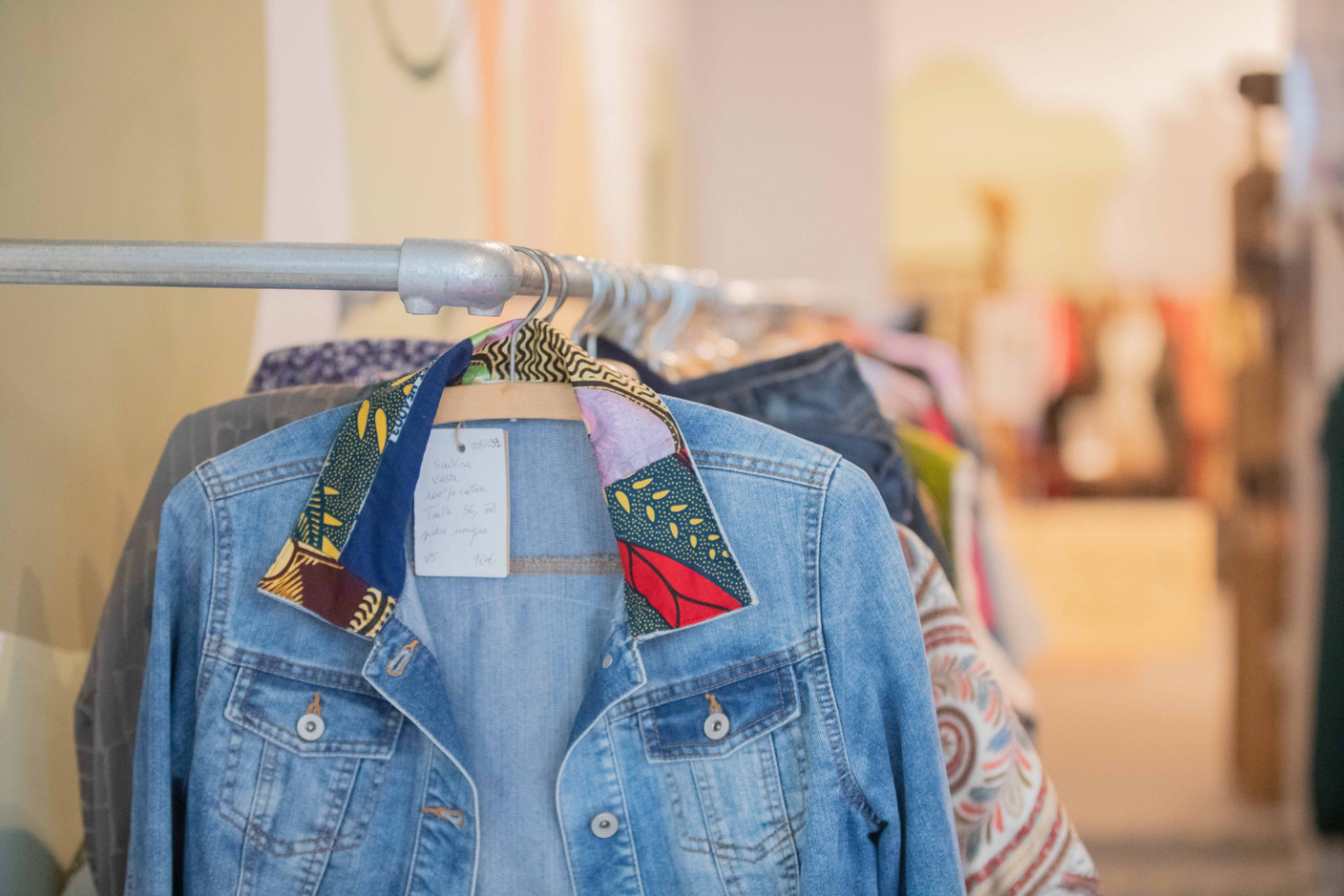 L’upcycling, c’est créer de nouveaux vêtements à partir du tissu d’anciens. (Photo: Charly Ecko Delta/Caritas Luxembourg)