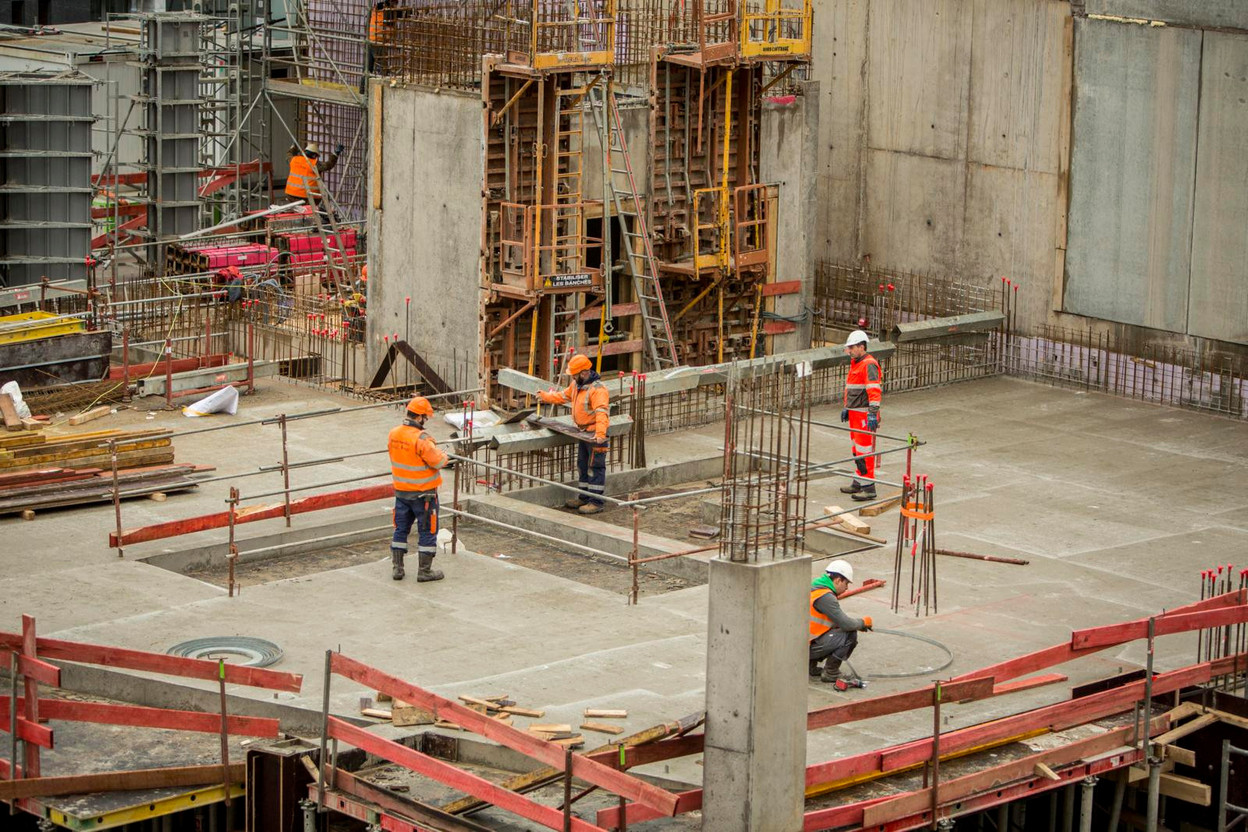 The number of residential building permits declined last year, marked by economic conditions, while the population increased at a faster rate than the year before, indicating housing market challenges. Library photo: Maison Moderne