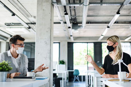 Le masque est désormais obligatoire dans les entreprises françaises, quelle que soit la distance entre les personnes. (Photo: Shutterstock)