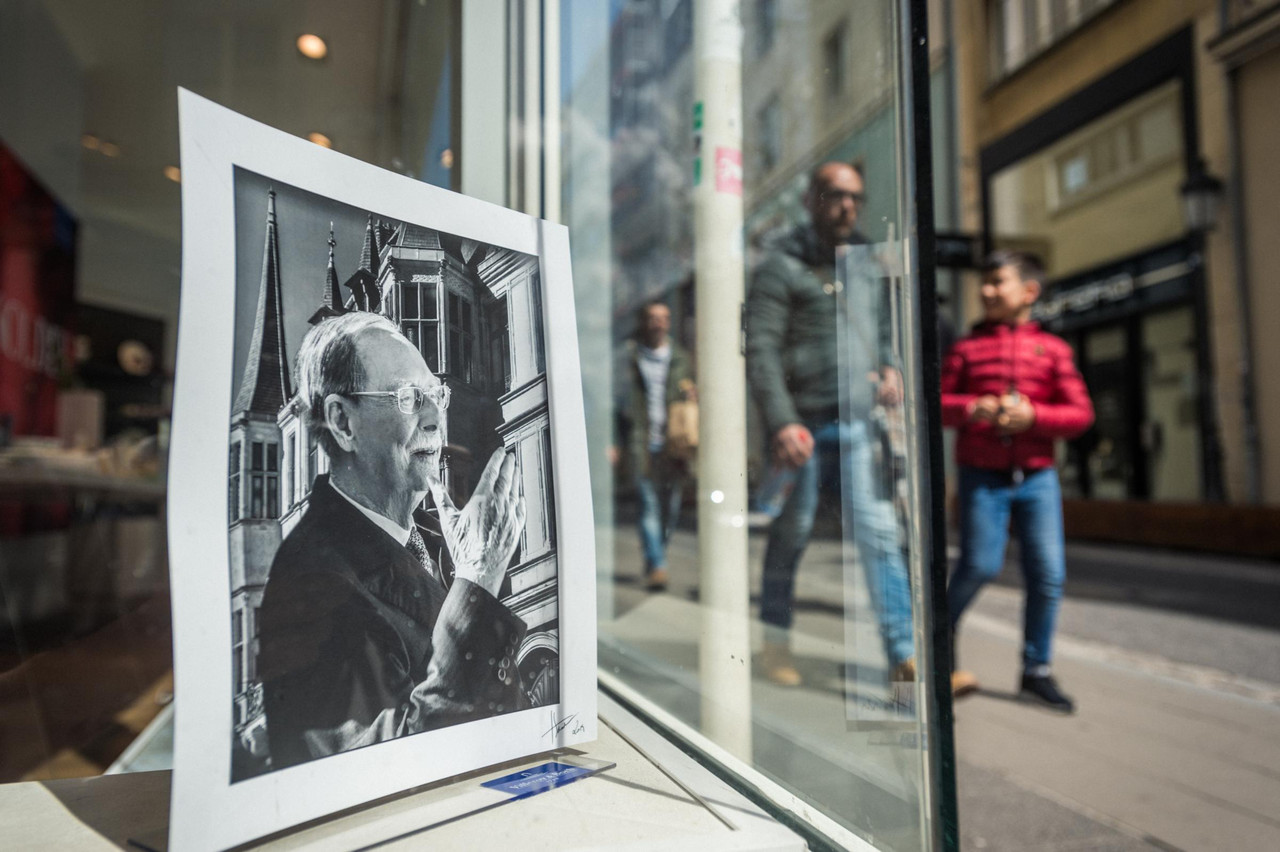 Des portraits en l’hommage du Grand-Duc Jean ont été placés dans de nombreuses vitrines par des commerçants de Luxembourg. (Photo: Mike Zenari)
