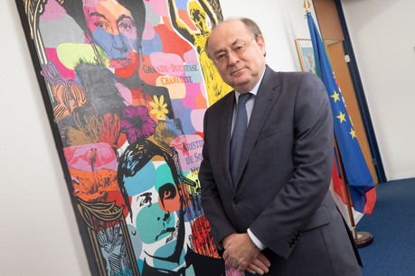 António Gamito, ambassadeur du Portugal, devant une œuvre issue d’un collectif luxembourgeois représentant les liens qui unissent les deux pays. (Photo: Guy Wolff/Maison Moderne)