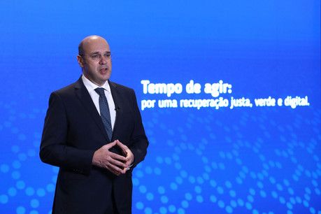 «Le débat d’aujourd’hui a ouvert la voie à une avancée prioritaire de la proposition de directive», s’est félicité le ministre portugais de l’Économie et de la Transition numérique, Pedro Siza Vieira. (Photo: Lusa pour le Conseil de l’UE)