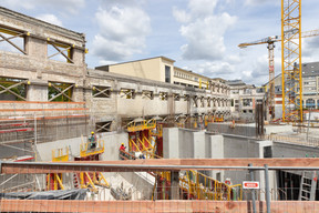 Derrière la façade historique, le chantier de la nouvelle construction bat son plein. (Photo: Romain Gamba/Maison Moderne)