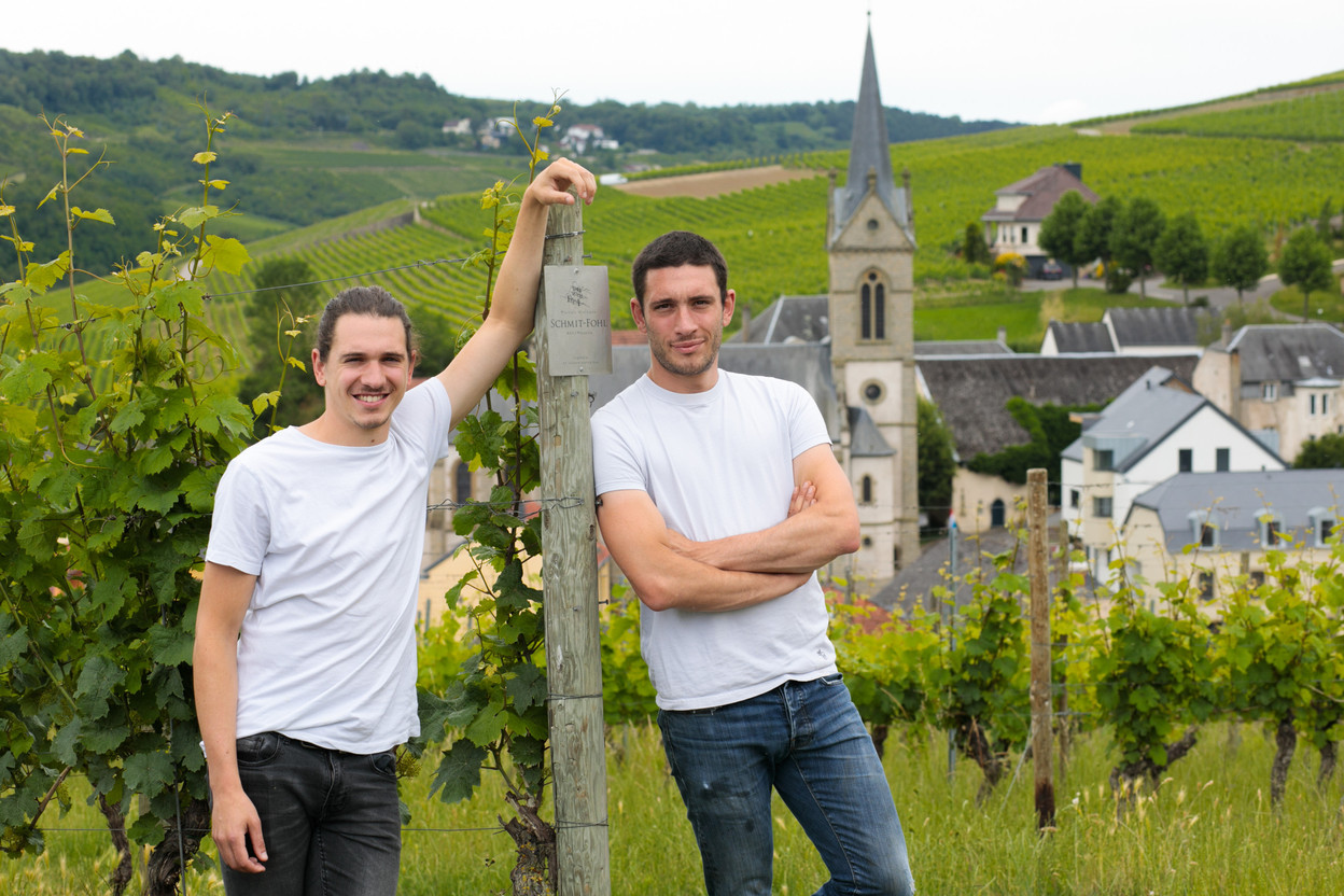 Nicolas Schmit (right), owner of the Schmit-Fohl winery, reckons that this year’s grape harvest will start around 7 September. Photo: Matic Zorman / Maison Moderne