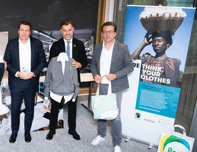 À côté des tenues en coton bio et certifiées Fairtrade, Claude Strasser, Franz Fayot et Jean-Louis Zeien ont présenté des exemples de revalorisation des anciennes tenues de travail des agents de Post. (Photo: Post Group)