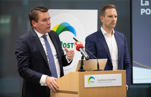 Claude Strasser, directeur général de Post, et Gabriel de La Bourdonnaye, directeur de Post Finance, insistent sur le caractère simple et transparent de la nouvelle grille tarifaire des services financiers de la poste. (Photo: Guy Wolff/Maison Moderne)