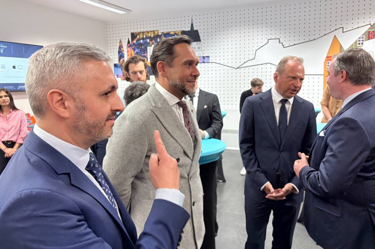 Alex Panican makes no secret of his ambition to succeed Nasir Zubairi; here he is alongside the Minister for Finance, Gilles Roth, and Grand Duke Guillaume on Monday 13 April at the opening of the AI Experience Centre. (Photo: Paperjam)