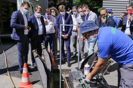 Le directeur général de Post, Claude Strasser (à gauche), a profité de la venue du ministre de l’Économie, Franz Fayot (au centre), pour annoncer 50 millions d’euros supplémentaires d’investissement. (Photo: Romain Gamba/Maison Moderne)