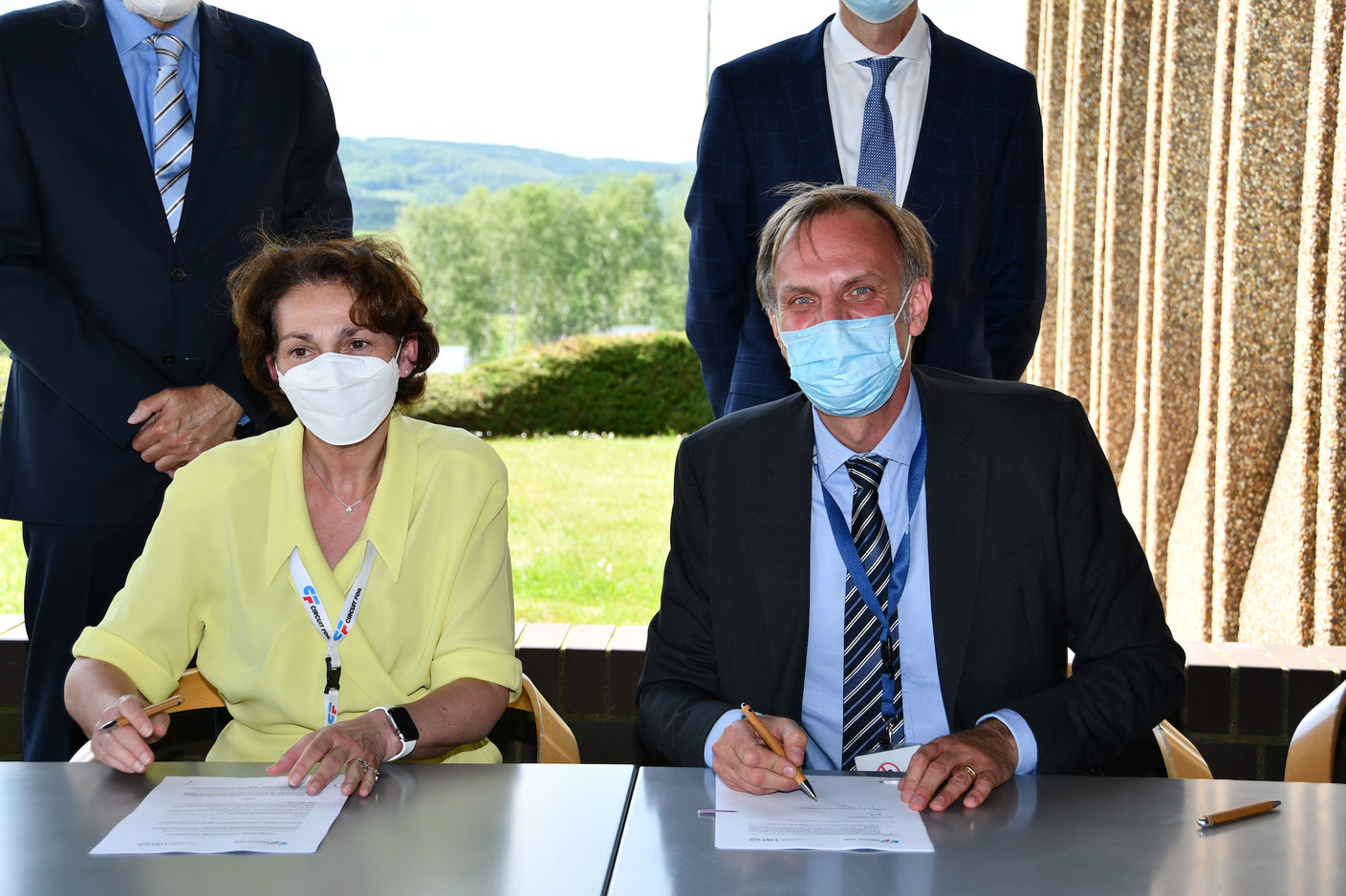 La CEO de Circuit Foil, Fabienne Bozet, et le CEO du List, Thomas Kallstenius, signent le deuxième partenariat de la société avec le centre de recherche, autour des matériaux de demain. (Photo: List)