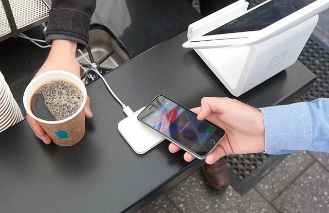 Apple Pay permet de payer, chez les commerçants équipés d’un terminal sans contact, avec son téléphone. (Photo: Wikimedia Commons) 