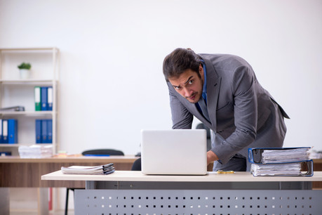 L’employé reste le maillon faible d’une entreprise en termes de cybersécurité. Notamment par l’infiltration, ou quand un agent externe tente de séduire un employé pour s’accaparer des secrets industriels ou commerciaux. (Photo: Shutterstock)