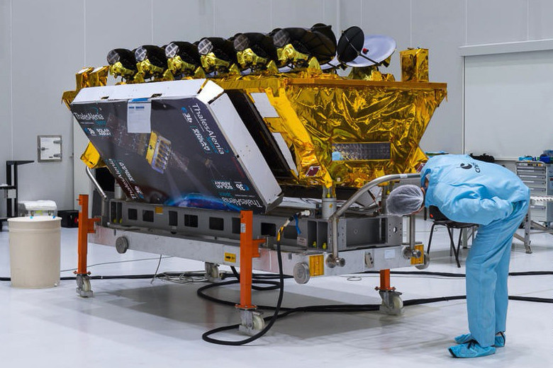 Dernières vérifications pour les quatre derniers satellites de première génération d’O3B. (Photo: SES/Thales Alenia)