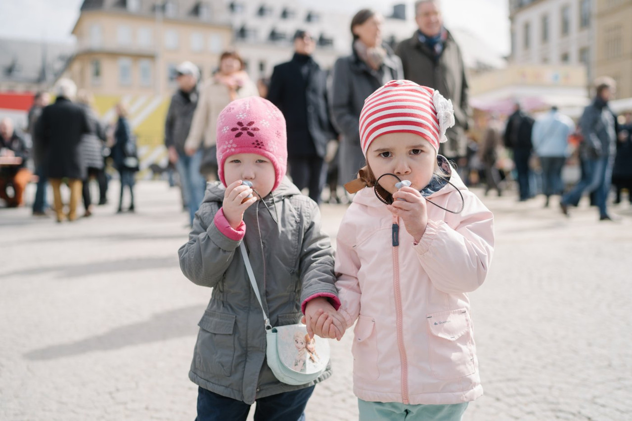 Chaque lundi de Pâques, sur le marché Éimaischen à Luxembourg, les Péckvillercher amusent toujours les bambins. (Photo: Ville de Luxembourg/Marion Dessard)