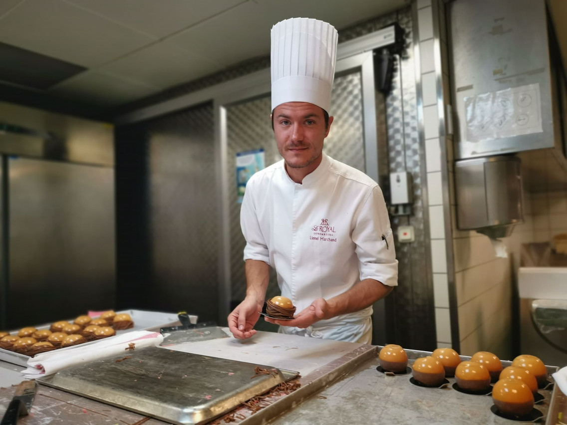 Lionel Marchand s’active pour boucler les 460 desserts attendus ce dimanche au restaurant Amélys. (Photo: D.R.)