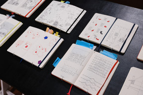 Plusieurs carnets de croquis sont présentés. (photo: Pancake! Photographie)