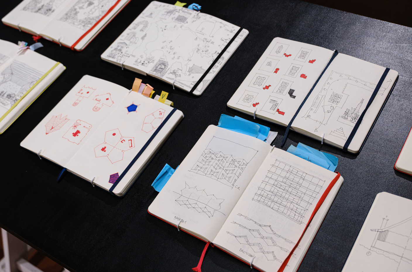 Plusieurs carnets de croquis sont présentés. (photo: Pancake! Photographie)