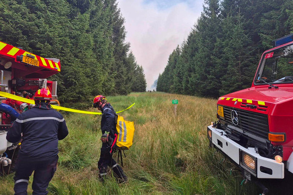 Smoke from the fire in the Hautes Fagnes reached several parts of Luxembourg on Sunday. A team from the CGDIS is also on site to provide support. Photo: CGDIS