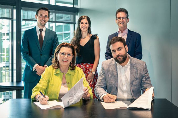 Karin Schintgen, CEO de la House of Startups, et Alexander Fridhi, CEO de DDG (au premier plan) ont signé un accord de coopération dans le cadre du projet EU-Tribe. (Photo: Chambre de commerce)